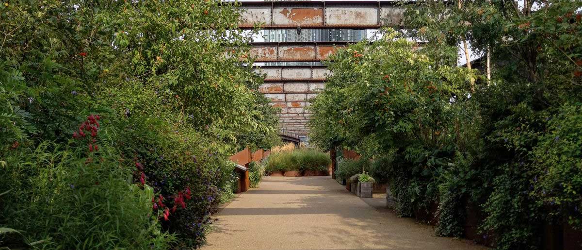 L'acier corten dans le jardin : histoire d'un matériau qui vieillit mieux que nous