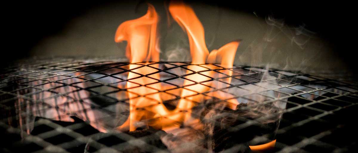 L'art de cuire à feu direct : comprendre les modes de cuisson au barbecue