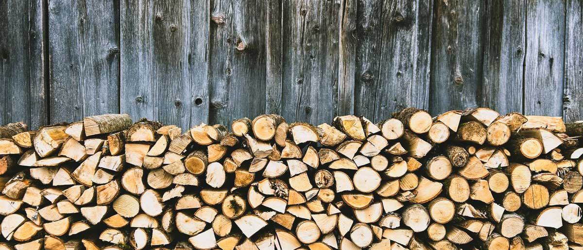 Bois de chauffage pour barbecue : choisir, stocker et utiliser comme un pro